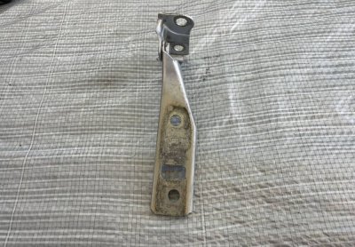 Петля, завіс капота права 1997-2006 1J0823302A Фольксваген Гольф 4
