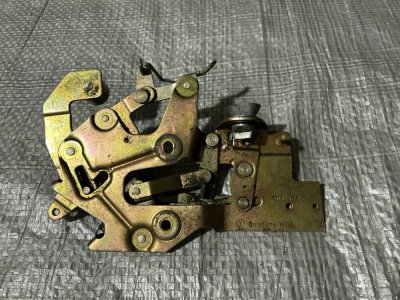 Механізм замка правої бокової здвижної дверки VW T4 701843654B VAG Фольксваген Т4