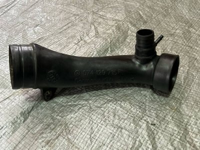 Патрубок повітряний від ДМРВ до турбіни 2.5 VW T4 074129715F VAG Фольксваген Т4