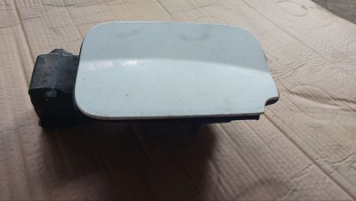 Лючок, заливна горловина паливного баку, з кришкою в зборі (стан і колір уточнюйте) 8200499049 Рено Кенго 2008+