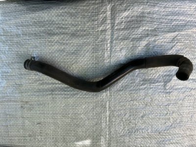 Патрубок системи охолодження T4 1997-2003 7D0121073J  VAG Фольксваген Т4