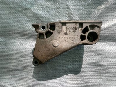 Кронштейн кріплення опори двигуна правий 1.9TDI 2003-2010 VW T5 038199207AF VAG Фольксваген Т5-1