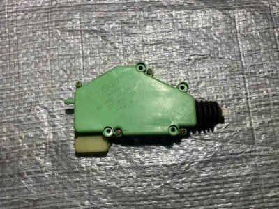 Привод центрального замка передних дверей (3 контакта) 701959783 VAG Volkswagen T4