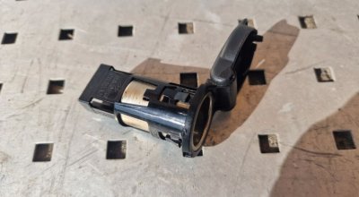 Гніздо прикурювача, розетка 253318224R 2014+ Рено Трафік 3, Опель Віваро, Фіат Таленто, Ніссан NV 300