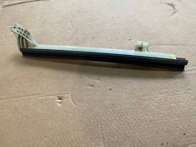 Направляющая стекла передней правой двери 8200374553 Renault Kengo 2003–2008