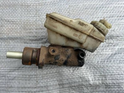 Головний тормозний циліндр з бачком 1990-1996 на 4 виходи 701611303A, 701611019, 357611019B VAG Фольксваген Транспортер Т4
