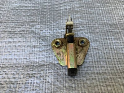 Фиксатор, ответная деталь замка задних дверей (верхняя часть) VW T4 701827537F VAG Фольксваген Т4