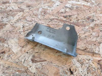 Кронштейн кріплення лівого крила верхній VW 1T0810333A VAG Фольксваген Кадді