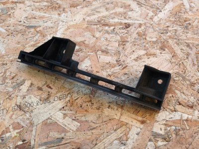 Кронштейн бампера переднього правий VW 1T0807890B VAG Фольксваген Кадді