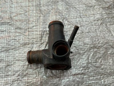 Флянець, тройнік системи охолодження VW T4 068121133AE VAG Фольксваген Т4