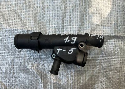 Фланець, трійник системи охолодження VW T5 038121133 VAG Фольксваген Т5