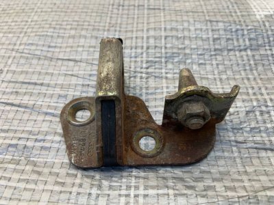 Скоба замка задніх дверей VW T4 701827512 VAG Фольксваген Т4