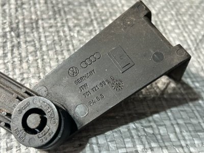 Кронштейн кріплення радіатора лівий 1990-2003 701121633B VAG T4 Фольксваген Транспортер Т4
