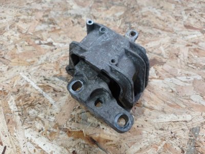 Кронштейн, опопра, подушка двигуна права 2.0TDI VW 1K0199262BB VAG Фольксваген Кадді