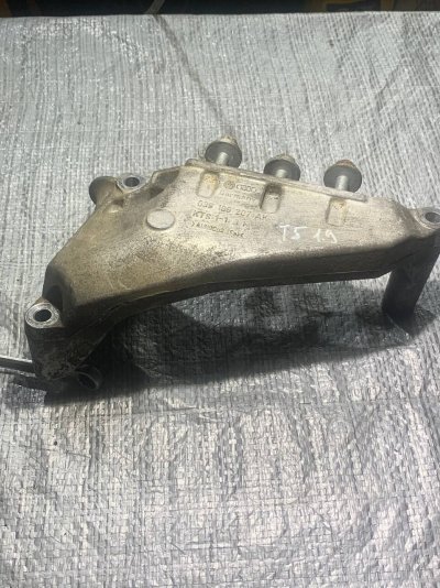 Кронштейн кріплення опори двигуна правий VW T5 038199207AK VAG Фольксваген Т5