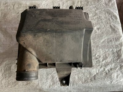 Корпус повітряного фільтру 1.9 VW T4 028129607M VAG Фольксваген Т4